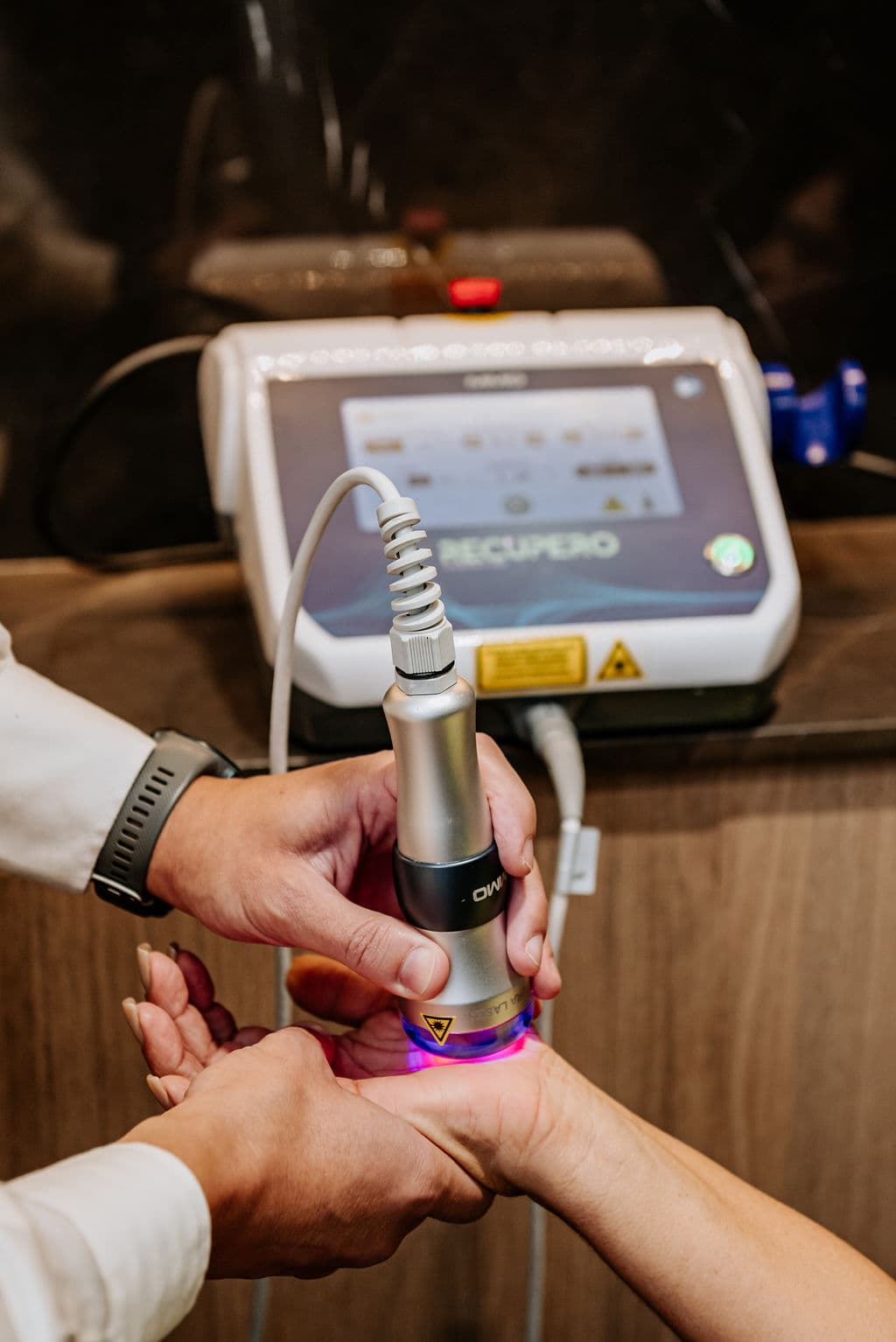 Aplicação de laser de alta intensidade no tratamento da dor